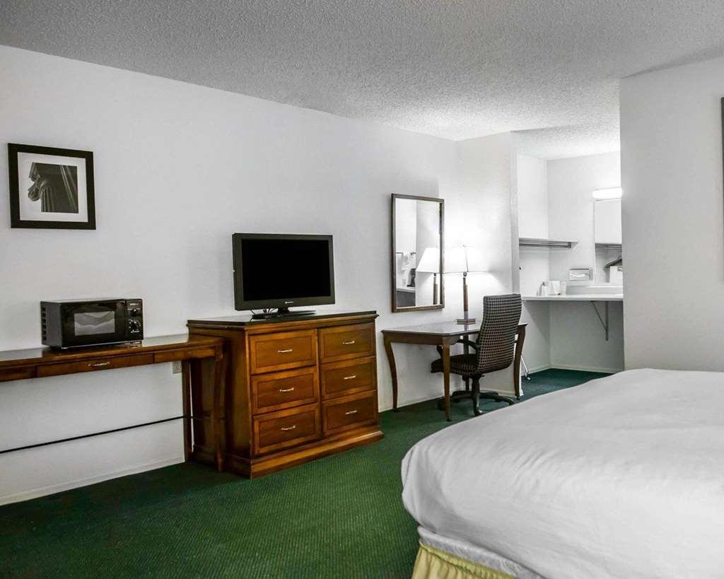 Budget Host Hotel 2*